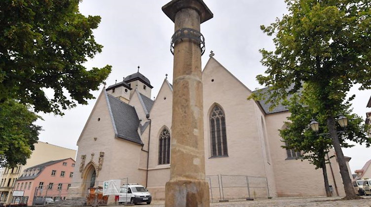 Eine Gedenksäule erinnert vor der Michaeliskirche in Zeitz an Pfarrer Oskar Brüsewitz. Foto: Hendrik Schmidt/dpa-Zentralbild/dpa/Archivbild