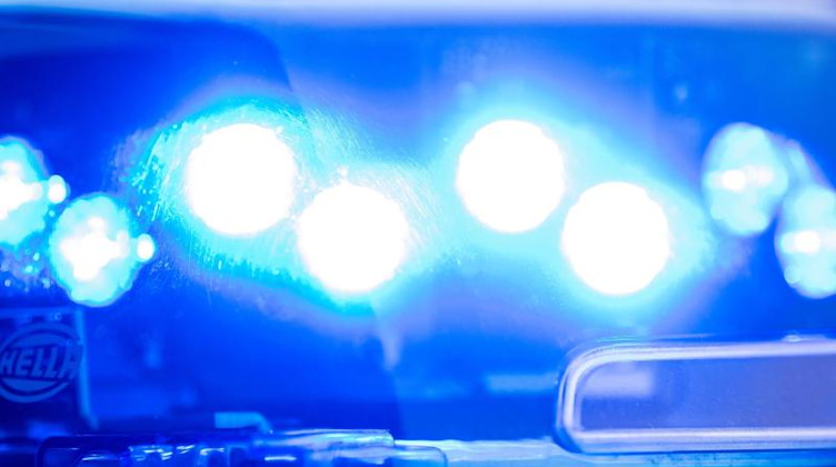 Ein Blaulicht leuchtet auf dem Dach einer Polizeistreife. Foto: Lino Mirgeler/dpa/Symbolbild