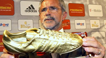 Gerd Müller hält im Coloneum in Köln einen goldenen Fußballschuh. Foto: Franz-Peter Tschauner/dpa/Archivbild