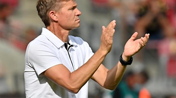 Leipzigs Cheftrainer Jesse Marsch applaudiert. Foto: Torsten Silz/dpa