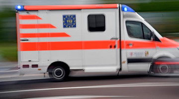 Ein Krankenwagen fährt mit Blaulicht auf einer Straße. Foto: Hendrik Schmidt/dpa-Zentralbild/ZB/Symbolbild
