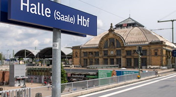Zu sehen ist ein Bahnsteig auf dem Hauptbahnhof Halle/Saale. Foto: Hendrik Schmidt/dpa-Zentralbild/dpa