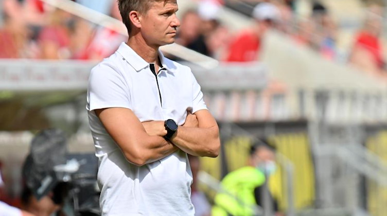 Leipzigs Cheftrainer Jesse Marsch beobachtet das Spiel. Foto: Torsten Silz/dpa/archivbild