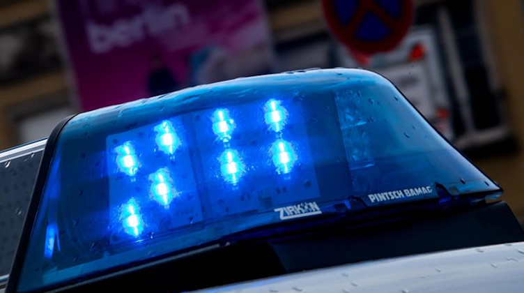 Ein Polizeiauto ist mit Blaulicht im Einsatz. Foto: Monika Skolimowska/dpa-Zentralbild/dpa/Symbolbild