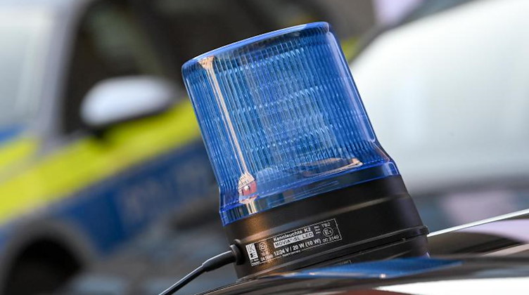 Ein Blaulicht ist auf dem Dach eines Einsatzfahrzeuges der Polizei zu sehen. Foto: Hendrik Schmidt/dpa-Zentralbild/dpa/Symbolbild
