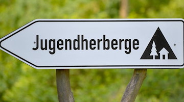 Ein Schild weist auf eine Jugendherberge hin. Foto: Patrick Pleul/dpa-Zentralbild/dpa/Symbolbild