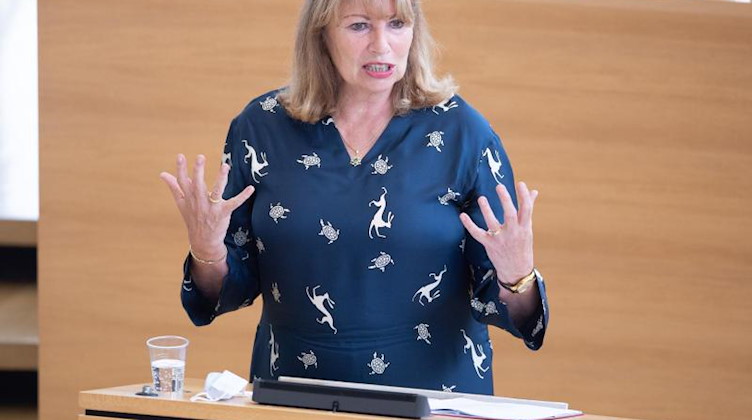 Sachsens Sozialministerin Petra Köpping spricht im Plenum zu den Abgeordneten. Foto: Sebastian Kahnert/dpa-Zentralbild/dpa/archivbild