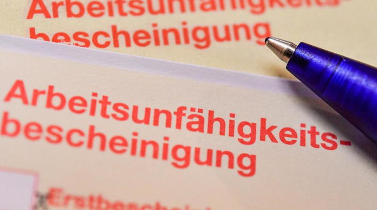 Eine Arbeitsunfähigkeitsbescheinigung liegt auf einem Tisch. Foto: Patrick Pleul/zb/dpa/Archivbild