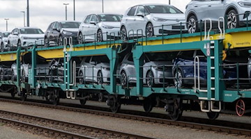 Neuwagen der neuen elektrischen Fahrzeuge ID.4 und ID.3 von Volkswagen stehen verladen auf Zügen. Foto: Hendrik Schmidt/dpa-Zentralbild/dpa/Archivbild