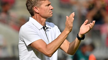 Leipzigs Cheftrainer Jesse Marsch applaudiert. Foto: Torsten Silz/dpa