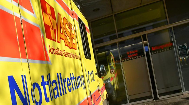 Ein Rettungswagen steht vor der Rettungsstelle eines Klinikums. Foto: Jens Kalaene/zb/dpa/Symbolbild