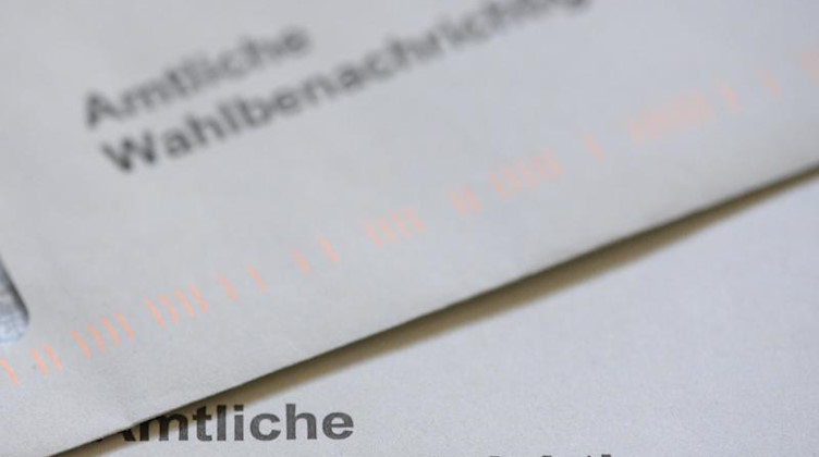 «Amtliche Wahlbenachrichtigung» steht auf einem Couvert. Foto: Klaus-Dietmar Gabbert/dpa-Zentralbild/ZB/Symbolbild