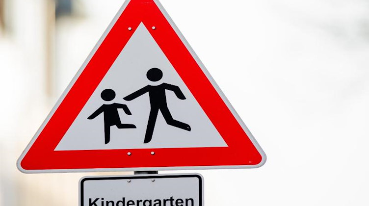 Ein Verkehrsschild mit dem Hinweis «Kindergarten» steht vor einer Kindertagesstätte. Foto: Rolf Vennenbernd/dpa/Symbolbild