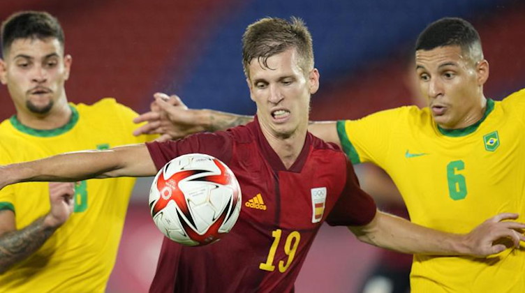 Dani Olmo (M) vom RB Leipzig in Aktion. Foto: Andre Penner/AP/dpa/Archivbild