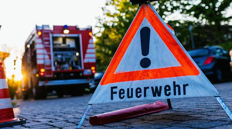 Ein Warndreieick mit der Aufschrift Feuerwehr steht bei einer Übung auf dem Hof eines Feuerwehrgerätehauses. Foto: Philipp von Ditfurth/dpa/Symbolbild