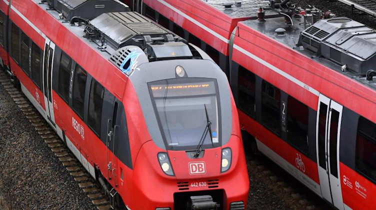Regionalzüge fahren über die Gleise. Foto: Ralf Hirschberger/dpa-Zentralbild/dpa/Symbolbild