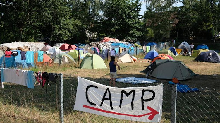 Zelte stehen auf einer Wiesein der vom Braunkohleabbau bedrohten Gemeinde südlich von Leipzig. Foto: Sebastian Willnow/dpa-Zentralbild/dpa