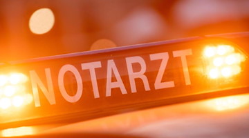 Ein Dachschild mit der Aufschrift «Notarzt» ist auf einem Einsatzwagen angebracht. Foto: Lino Mirgeler/dpa/Symbolbild