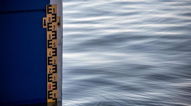 Eine Markierung zeigt den Wasserstand an. Foto: Fabian Strauch/dpa/Symbolbild