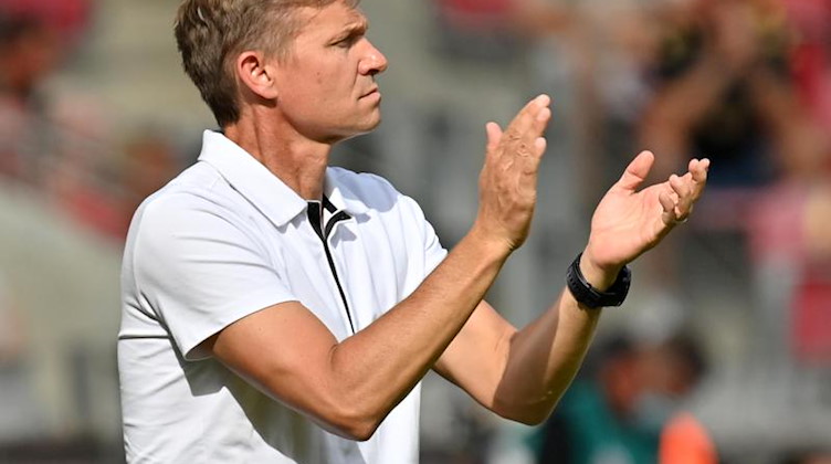Leipzigs Cheftrainer Jesse Marsch applaudiert. Foto: Torsten Silz/dpa/Archivbild