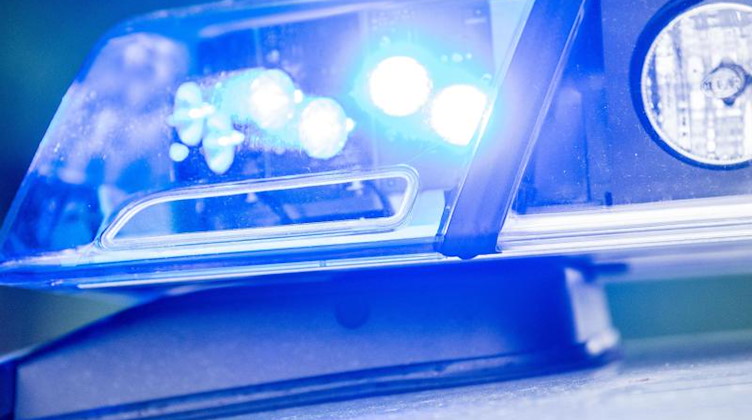 Ein Blaulicht leuchtet auf dem Dach einer Polizeistreife. Foto: Lino Mirgeler/dpa/Symbolbild