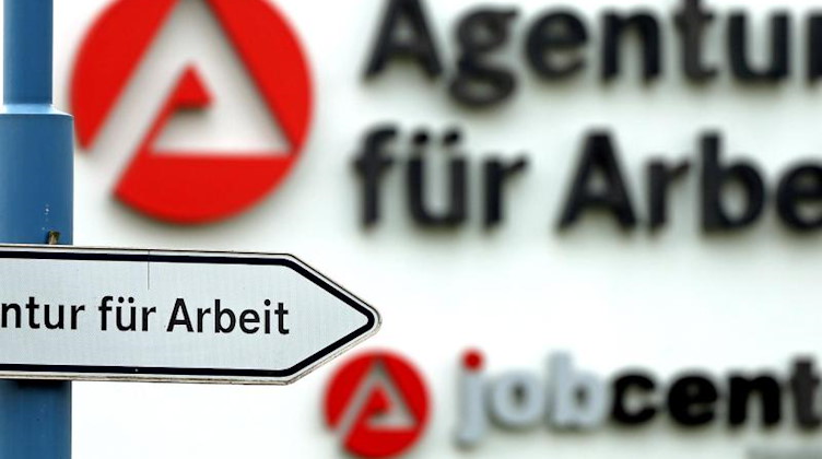 Ein Schild weist den Weg zur Agentur für Arbeit. Foto: Jan Woitas/zb/dpa/Symbolbild