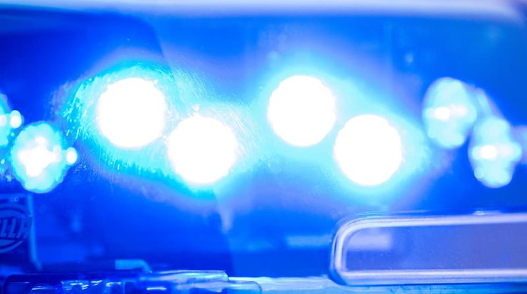 Ein Blaulicht leuchtet auf dem Dach einer Polizeistreife. Foto: Lino Mirgeler/dpa/Symbolbild