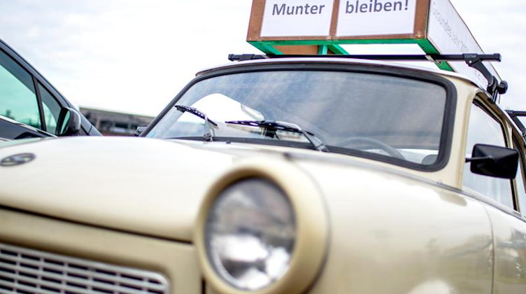 Blick auf einen alten Trabant. Foto: Hauke-Christian Dittrich/dpa/Symbolbild