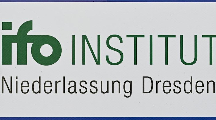 Das Logo vom ifo Institut für Wirtschaftsforschung e.V. Niederlassung Dresden. Foto: Patrick Pleul/dpa-Zentralbild/ZB/Symbolbild