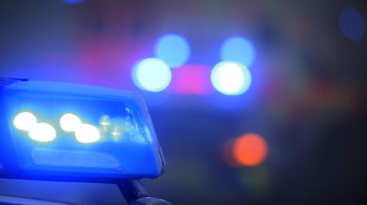 Ein Blaulicht leuchtet auf dem Dach eines Polizeifahrzeugs. Foto: Karl-Josef Hildenbrand/dpa/Symbolbild
