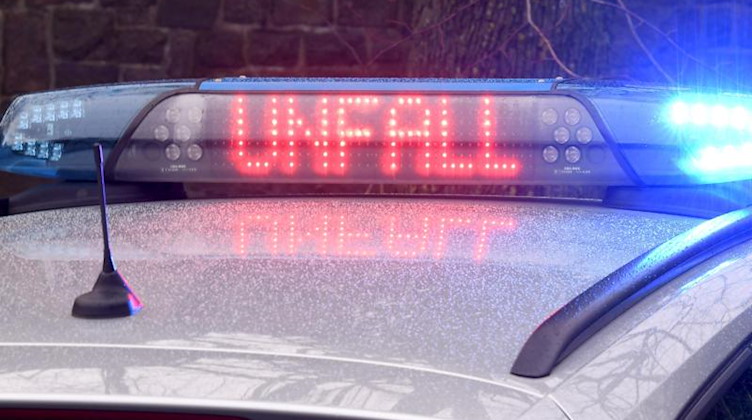 Die Leuchtschrift «Unfall» auf dem Dach eines Polizeiwagens. Foto: Carsten Rehder/dpa/Symbolbild