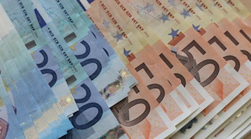 Euro-Geldscheine liegen auf einem Tisch. Foto: Bernd Wüstneck/dpa-Zentralbild/dpa/Illustration