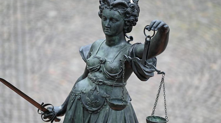 Eine Statue der Justitia hält eine Waage und ein Schwert in der Hand. Foto: Arne Dedert/dpa/Symbolbild