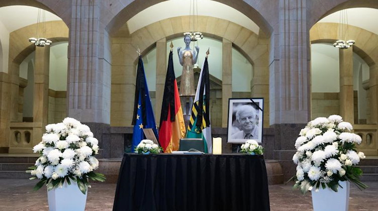 Ein Kondolenzbuch liegt nach dem Tod des CDU-Politikers Kurt Biedenkopf im Foyer der Sächsischen Staatskanzlei. Foto: Sebastian Kahnert/dpa-Zentralbild/dpa/Archivbild