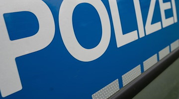Das Wort "Polizei" steht auf einem Einsatzwagen. Foto: Marijan Murat/dpa/Symbolbild