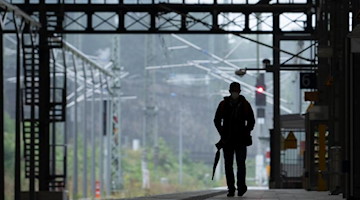 Ein Mann geht am Dresdner Hauptbahnhof über einen leeren Bahnsteig. Foto: Sebastian Kahnert/dpa-Zentralbild/dpa/Archivbild