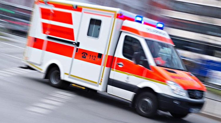 Ein Rettungswagen ist mit eingeschaltetem Blaulicht im Einsatz. Foto: Nicolas Armer/dpa/Symbolbild