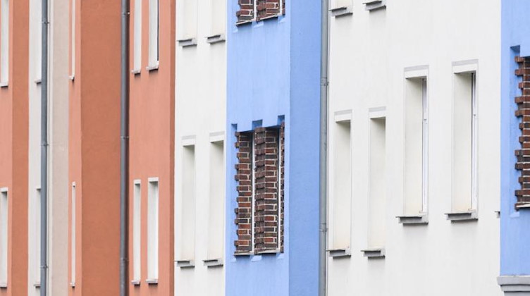 Blick auf Mehrfamilienhäuser in der Innenstadt. Foto: Julian Stratenschulte/dpa/Symbolbild