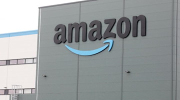 Das Amazon-Logo ist auf der Baustelle des neuen Logistikzentrums von Amazon zu sehen. Foto: Bodo Schackow/dpa-zentralbild/dpa