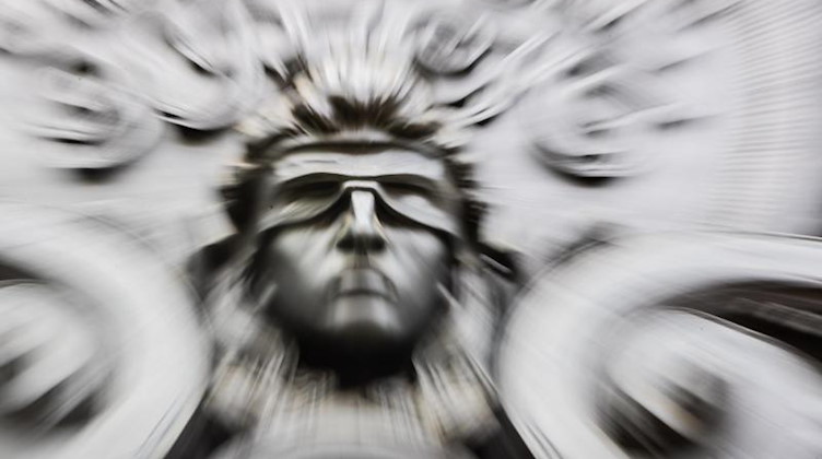 Eine Figur der blinden Justitia. Foto: Christoph Soeder/dpa/Symbolbild