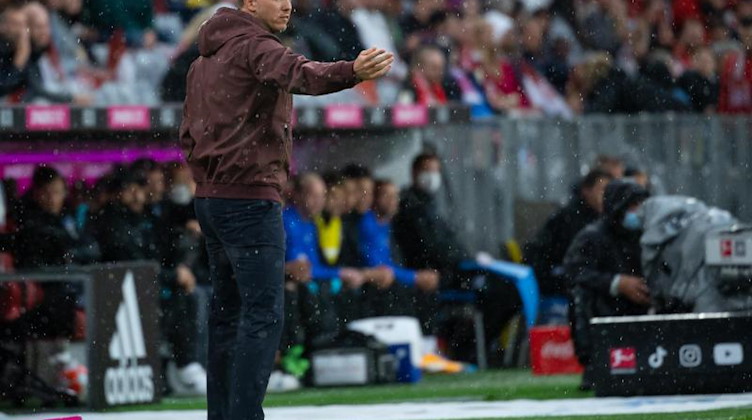 Trainer Julian Nagelsmann von München verfolgt das Spiel am Spielfeldrand. Foto: Sven Hoppe/dpa/Archivbild