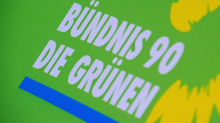 Das Logo von Bündnis 90/Die Grünen steht auf einem Aufsteller der Partei. Foto: Stefan Sauer/dpa-Zentralbild/dpa/Archiv