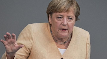 Bundeskanzlerin Angela Merkel (CDU) spricht im Deutschen Bundestag. Foto: Michael Kappeler/dpa/Archivbild