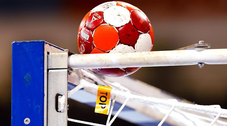 Ein Spielball liegt auf einem Handballtor. Foto: Frank Molter/dpa/Symbolbild