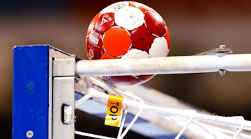 Ein Spielball liegt auf einem Handballtor. Foto: Frank Molter/dpa/Symbolbild