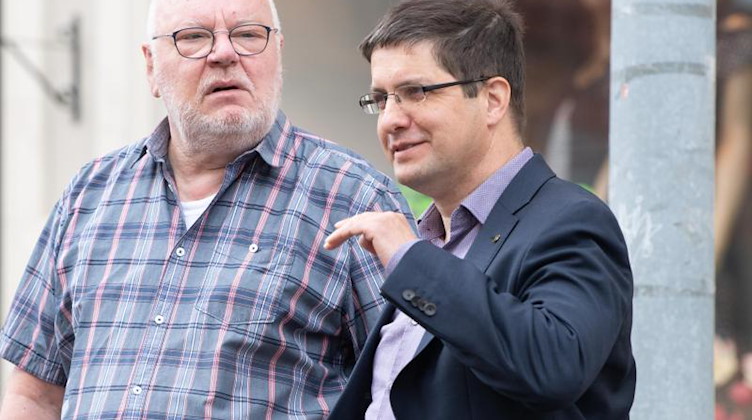 Ivo Teichmann (r) mit Lothar Hoffmann (beide AfD) bei einer Kundgebung. Foto: Sebastian Kahnert/dpa-Zentralbild/dpa/Archiv
