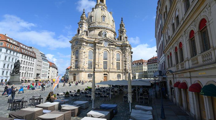 Abgedeckte Sitzplätze stehen in der Dresdner Altstadt vor einem Restaurant. Foto: Robert Michael/dpa-Zentralbild/ZB/Archivbild