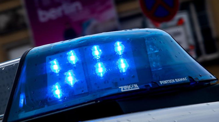 Ein Polizeiauto ist mit Blaulicht im Einsatz. Foto: Monika Skolimowska/dpa-Zentralbild/dpa/Symbolbild