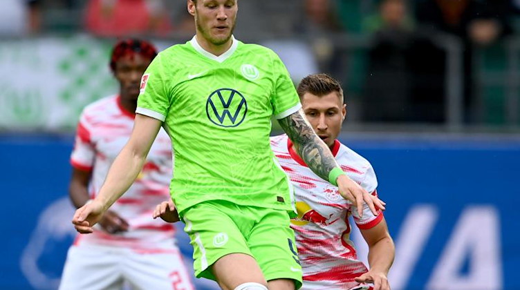 Leipzigs Willi Orban (r) kämpft um einen Ball. Foto: Swen Pförtner/dpa