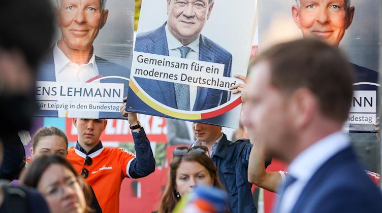 Vor CDU-Wahlplakaten spricht Michael Kretschmer (CDU, r), mit Journalisten. Foto: Jan Woitas/dpa-Zentralbild/dpa